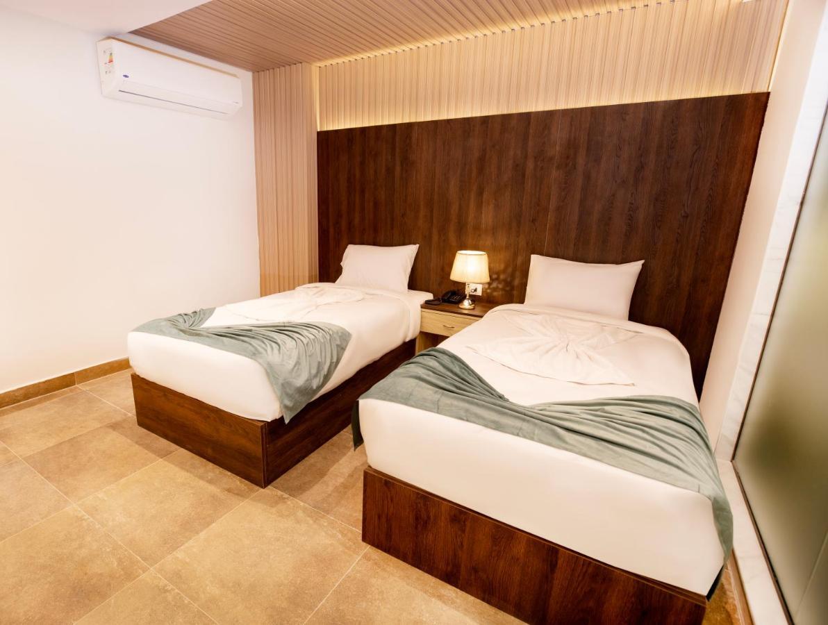 Al Kawm al Akhdar Blue Pyramids Eyes Hotel מראה חיצוני תמונה