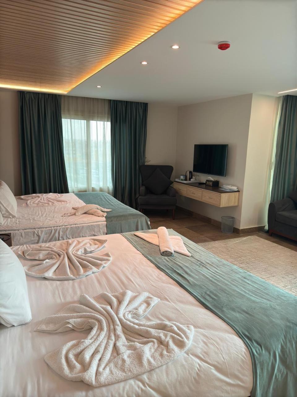 Al Kawm al Akhdar Blue Pyramids Eyes Hotel מראה חיצוני תמונה