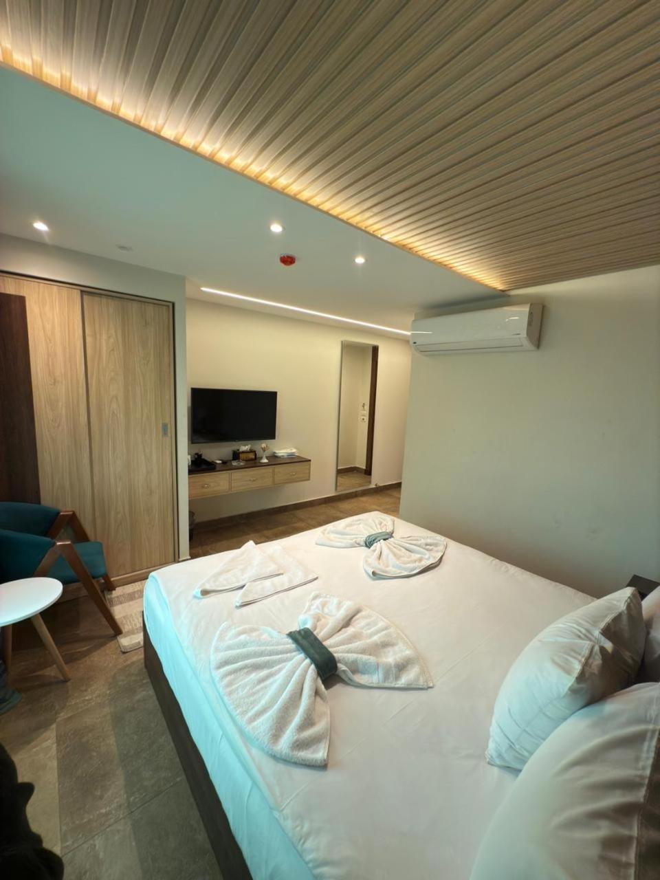 Al Kawm al Akhdar Blue Pyramids Eyes Hotel מראה חיצוני תמונה